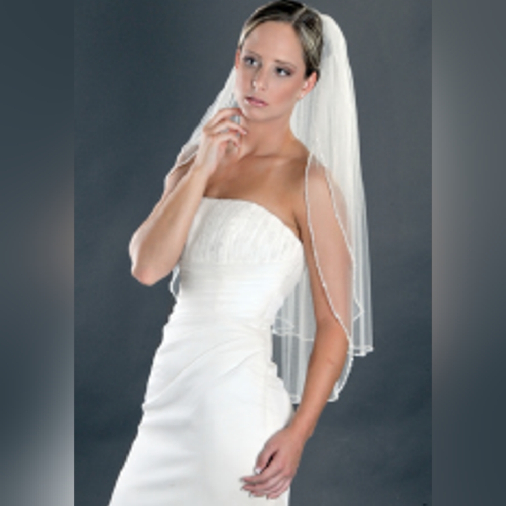 Giselle Bridal Veil, SP154. Brand new, never worn! Tag is not attached to veil.